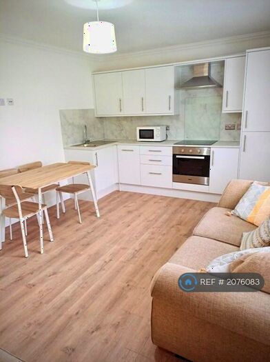 3 Bedroom Flat To Rent In Allanfield, Edinburgh, EH7