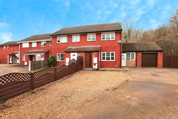 3 Bedroom Semi Detached House For Sale In Hedgelands, Peterborough, PE4