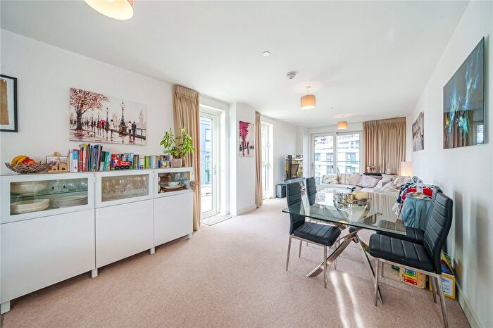 3 Bedroom Flat To Rent In Hebden Place, London, SW8