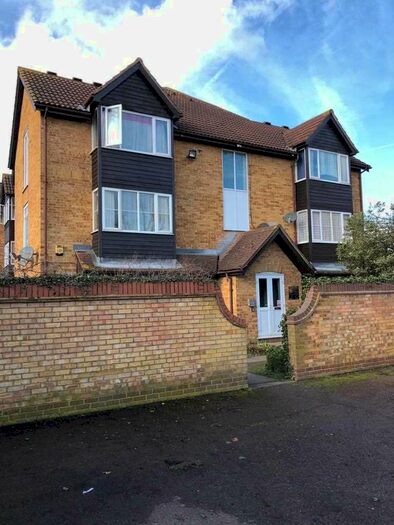 Flat To Rent In Knights Manor Way, Dartford, DA1