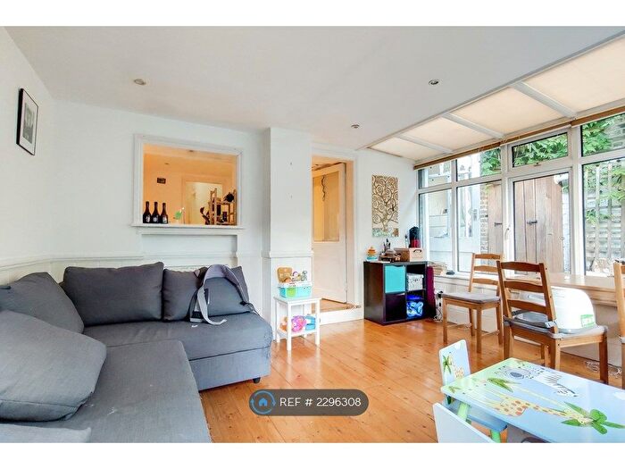 2 Bedroom Flat To Rent In Uplands Road, London, N8