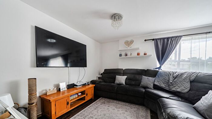 2 Bedroom Flat For Sale In Chertsey Road, Feltham, Feltham, TW13