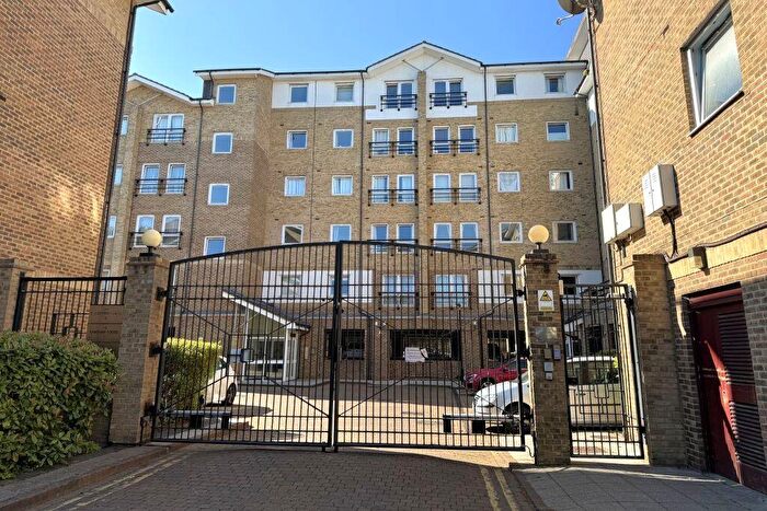2 Bedroom Flat For Sale In Melbourne Road, Wallington, Surrey, SM6