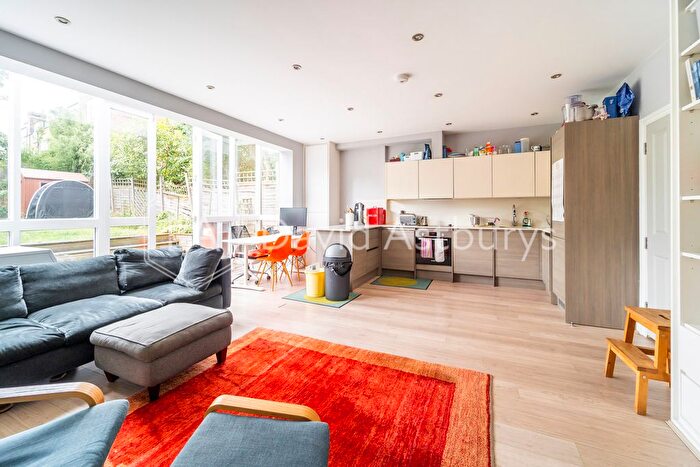 3 Bedroom Flat To Rent In Muswell Road, Muswell Hill, London, N10