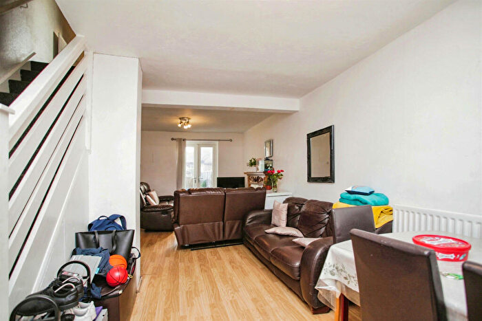 3 Bedroom End Of Terrace House For Sale In Clarence Road, Rugby, CV21