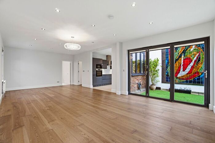 4 Bedroom Flat To Rent In Grosvenor Road, Twickenham, TW1