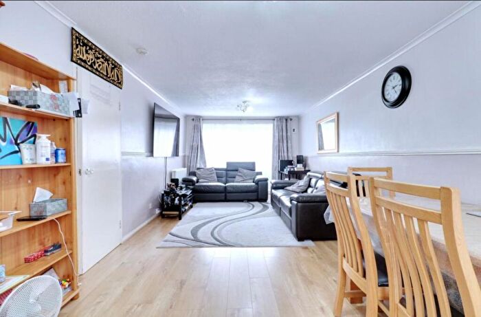 3 Bedroom Flat For Sale In Harts Lane, Barking, IG11