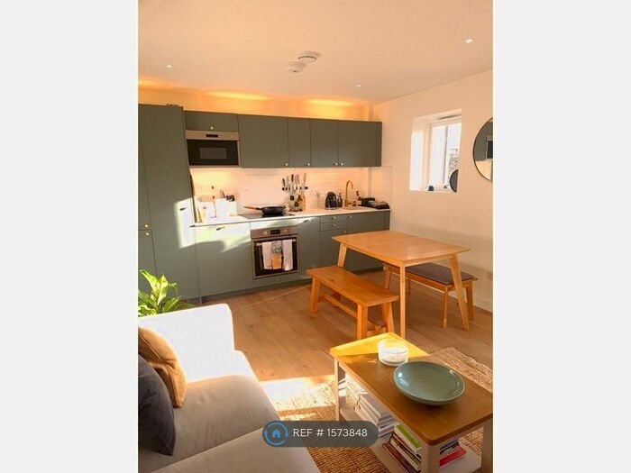 3 Bedroom Flat To Rent In Copenhagen Street, London, N1