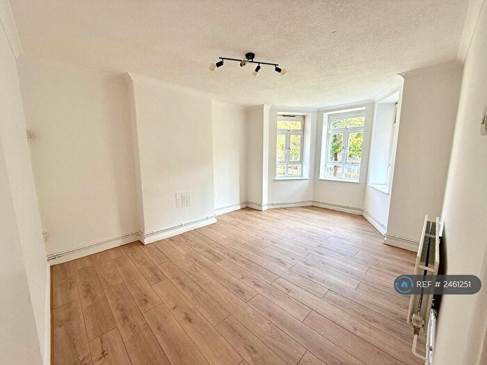 3 Bedroom Flat To Rent In Ashmead House, London, E9