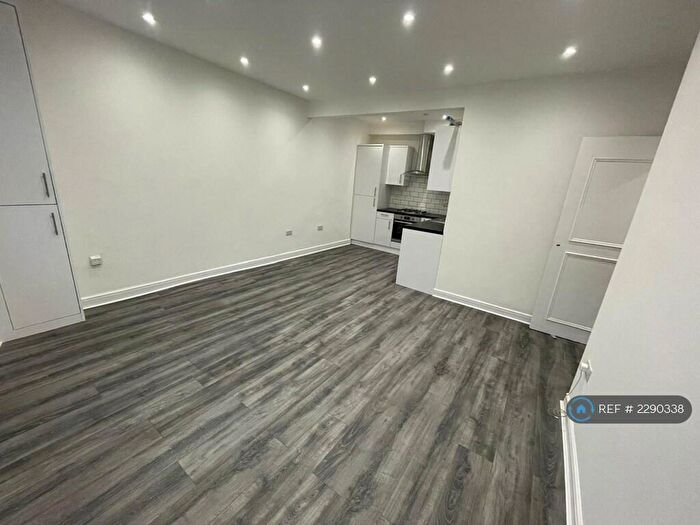 3 Bedroom Flat To Rent In Grand Parade, London, N4