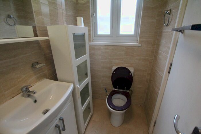 Studio To Rent In Coniston Gardens, Redbridge, Gants Hill, Ilford IG4, Ig2, Ig5,