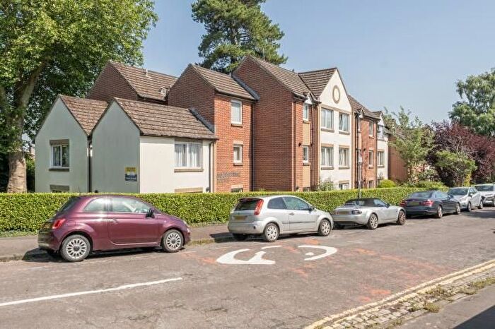 2 Bedroom Flat For Sale In Grovelands Avenue, Swindon, SN1