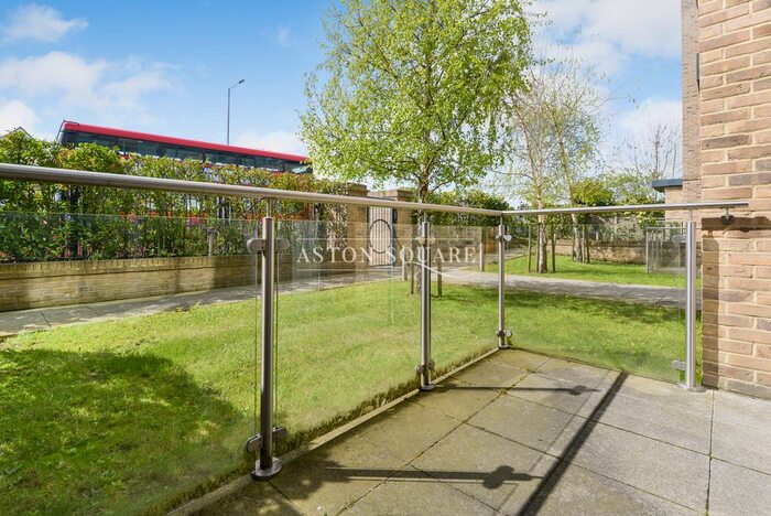 2 Bedroom Flat To Rent In Drayton Court, Hope Close, London, NW4