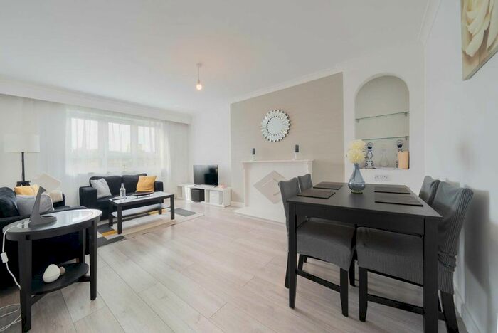 2 Bedroom Flat To Rent In Star Road, London, W14