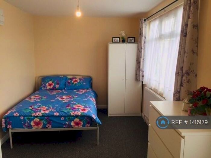 Studio To Rent In Grenoble Gardens, London, N13