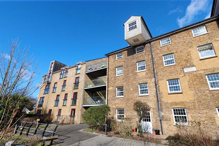 2 Bedroom Flat For Sale In Kings Mill Way, Denham, Uxbridge, UB9