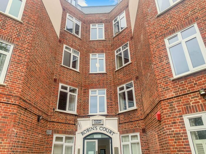 2 Bedroom Flat To Rent In Robins Court, Kings Avenue, London, SW4
