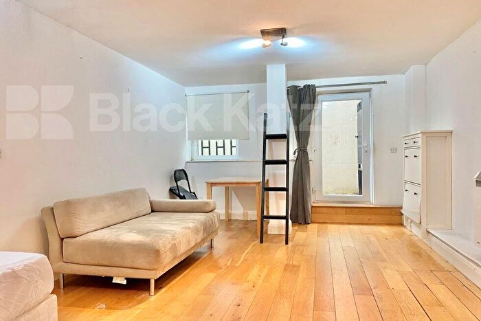 Studio To Rent In Clarence Mews, Hackney Central, E5