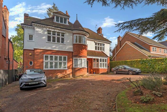 1 Bedroom Flat To Rent In Conifer Court, Surbiton, KT6