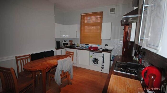 6 Bedroom House To Rent In Delph Mount, Leeds, LS6