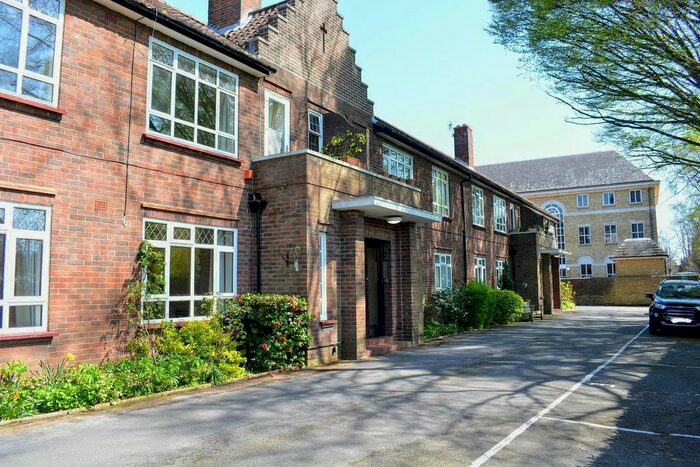 2 Bedroom Flat To Rent In South Street, Epsom, Surrey, KT18