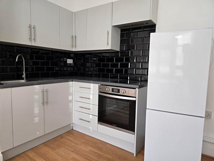 1 Bedroom Flat To Rent In Burnside Road, Dagenham, Chadwell Heath, RM8