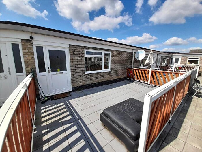 2 Bedroom Flat To Rent In High Street, Langley, Slough, Berkshire, SL3