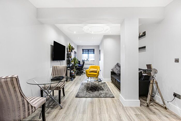 1 Bedroom Flat For Sale In Chaucer Way, Hoddesdon, EN11