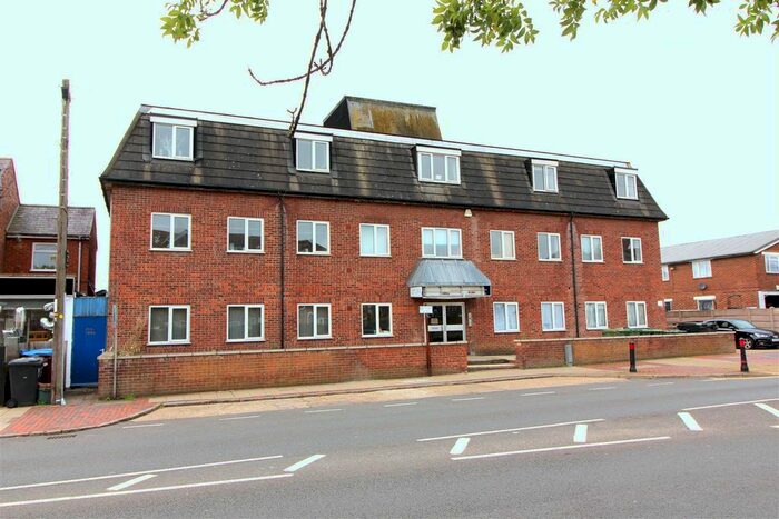 3 Bedroom Flat To Rent In High Street, London Colney, St. Albans, AL2