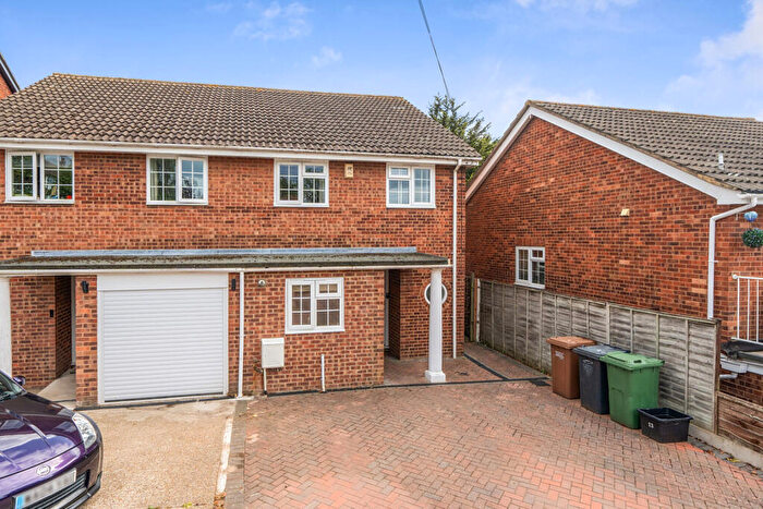 3 Bedroom Semi-Detached House For Sale In Kemsley Close, Greenhithe, DA9