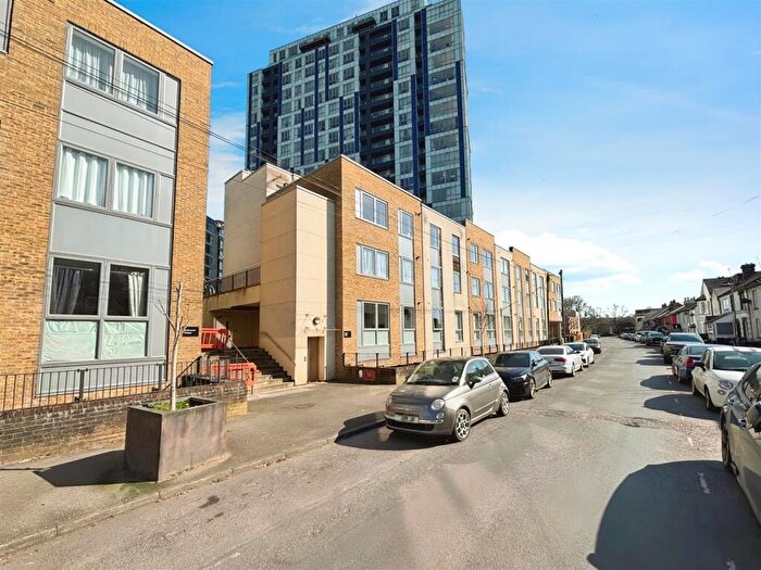 2 Bedroom Flat For Sale In Cotterells, Hemel Hempstead, HP1