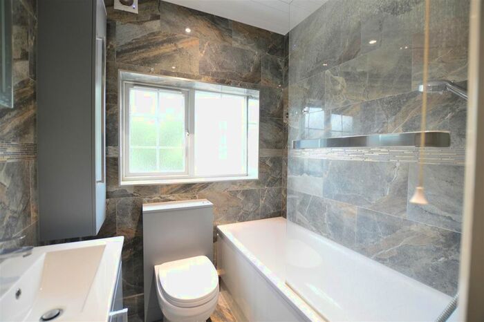 2 Bedroom Flat To Rent In Rokesby Road, Slough, SL2