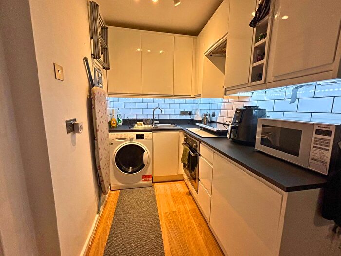 1 Bedroom Flat For Sale In Uxbridge Road, Kingston Upon Thames, KT1