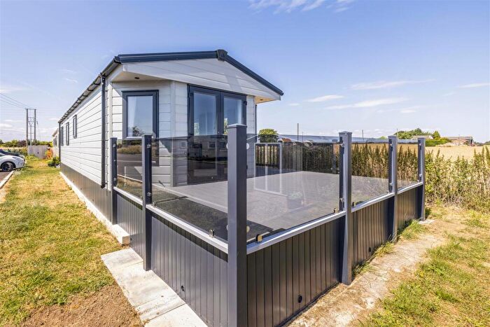 2 Bedroom Detached Bungalow For Sale In Oak Tree Holiday Park, PE22