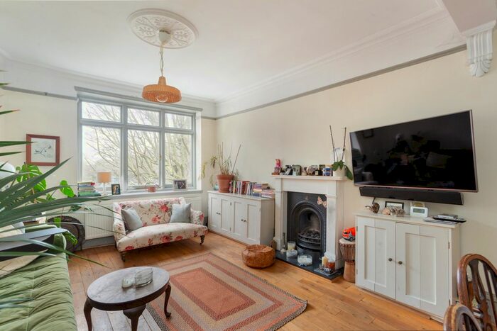 2 Bedroom Flat To Rent In Colehill Gardens, Fulham Palace Road, London, SW6