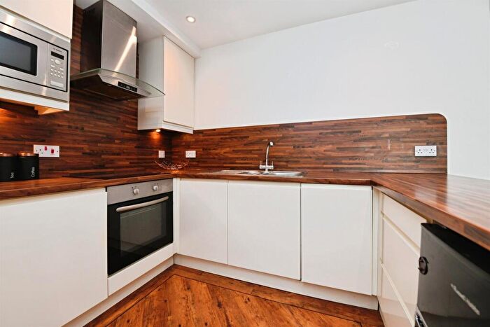 2 Bedroom Flat For Sale In Weir Gardens, Rayleigh, SS6