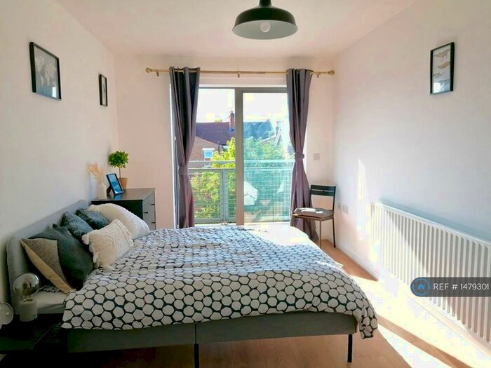 3 Bedroom Flat To Rent In Turners Court, London, N15