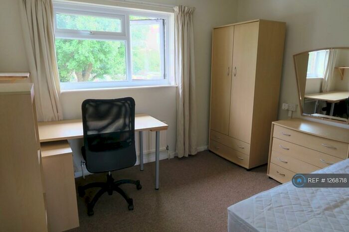 4 Bedroom Semi-Detached House To Rent In Brangwyn Grove, Bristol, BS7