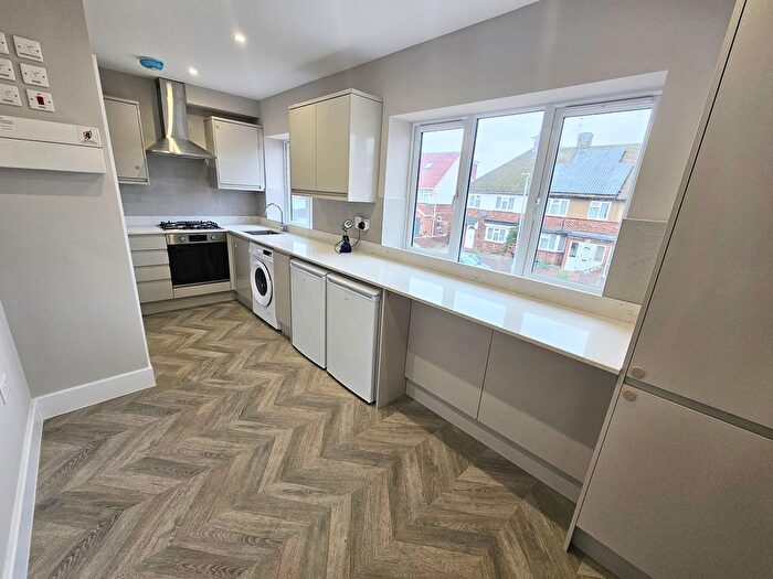 2 Bedroom Maisonette To Rent In Chestnut Close, Hayes, UB3