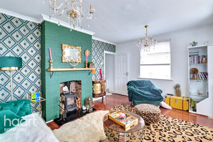 3 Bedroom Maisonette For Sale In Esher Avenue, Romford, RM7