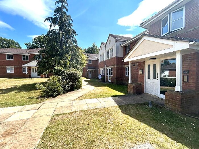 2 Bedroom Flat To Rent In Tinsley Lane, Crawley, RH10