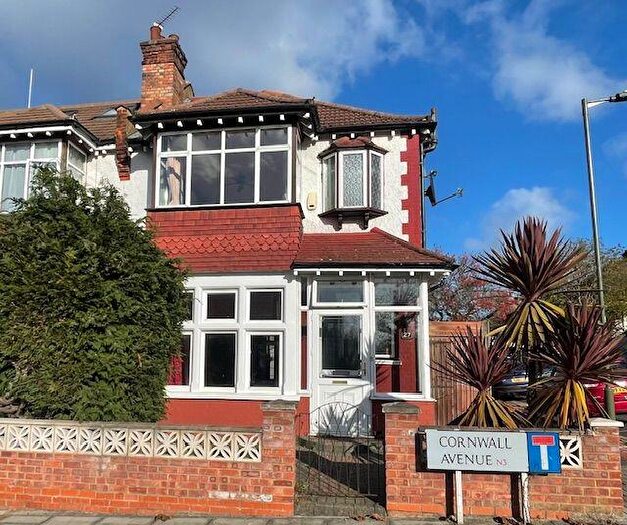 3 Bedroom Semi Detached House To Rent In Cornwall Avenue, London, N3