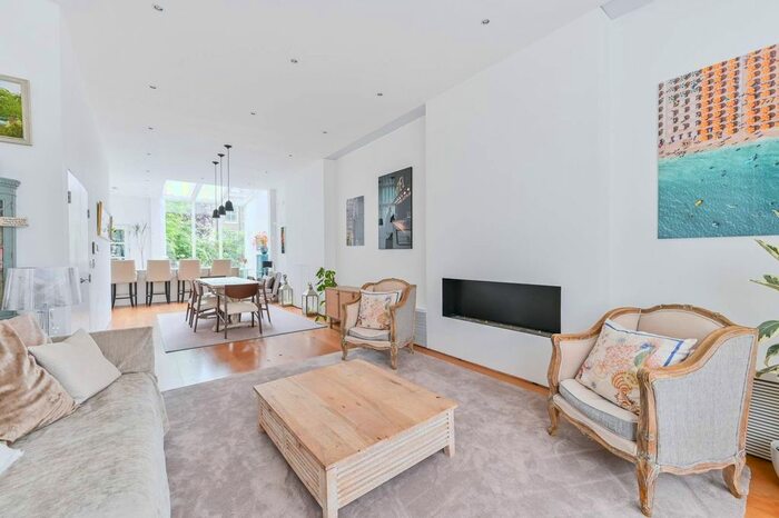 3 Bedroom Maisonette To Rent In Coleherne Road, West Brompton, London, SW10