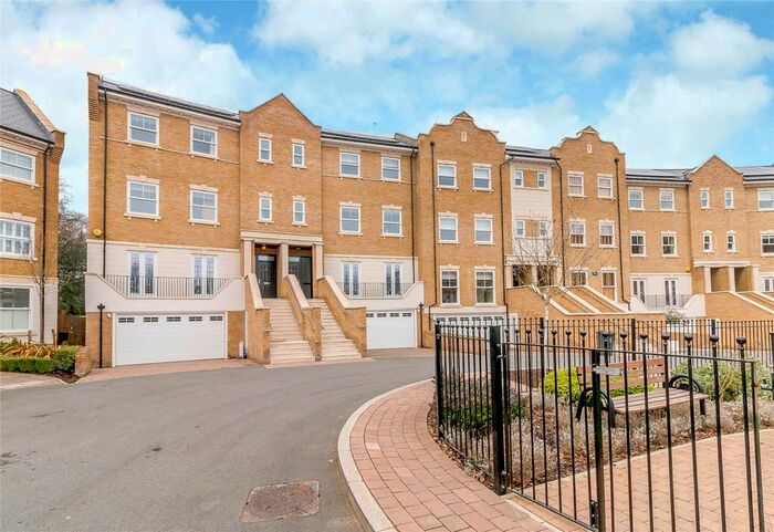 5 Bedroom End Of Terrace House To Rent In Beechcroft Close, Sunninghill, Berkshire, SL5