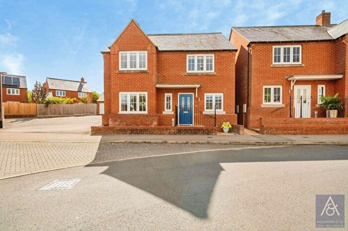 4 Bedroom Detached House For Sale In Needlepin Way, Buckingham, Buckinghamshire, MK18