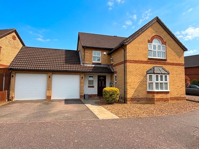 4 Bedroom Detached House For Sale In Broadhurst Abbey, Bedford, MK41