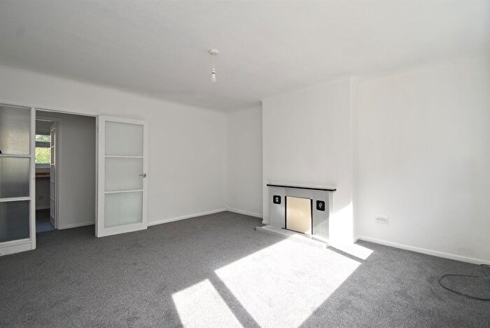 2 Bedroom Flat To Rent In St. Helens Court, Hastings, TN34