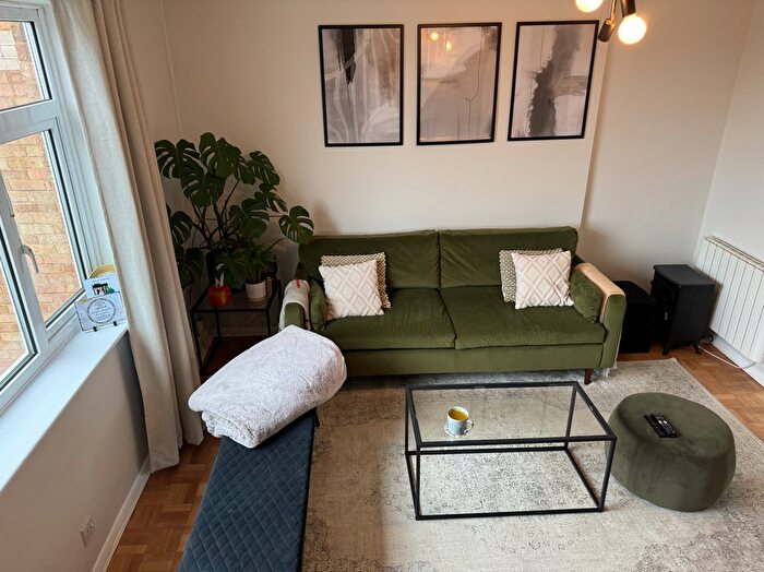 2 Bedroom Flat To Rent In Constitution Hill, Woking, GU22