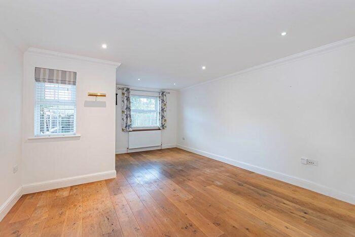 3 Bedroom End Of Terrace House For Sale In Jubilee Gardens, Tring, HP23