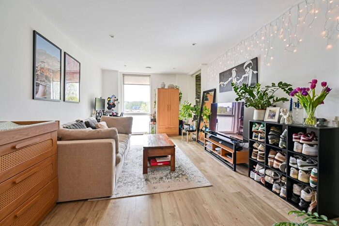1 Bedroom Flat For Sale In Woods Road, Peckham, London, SE15